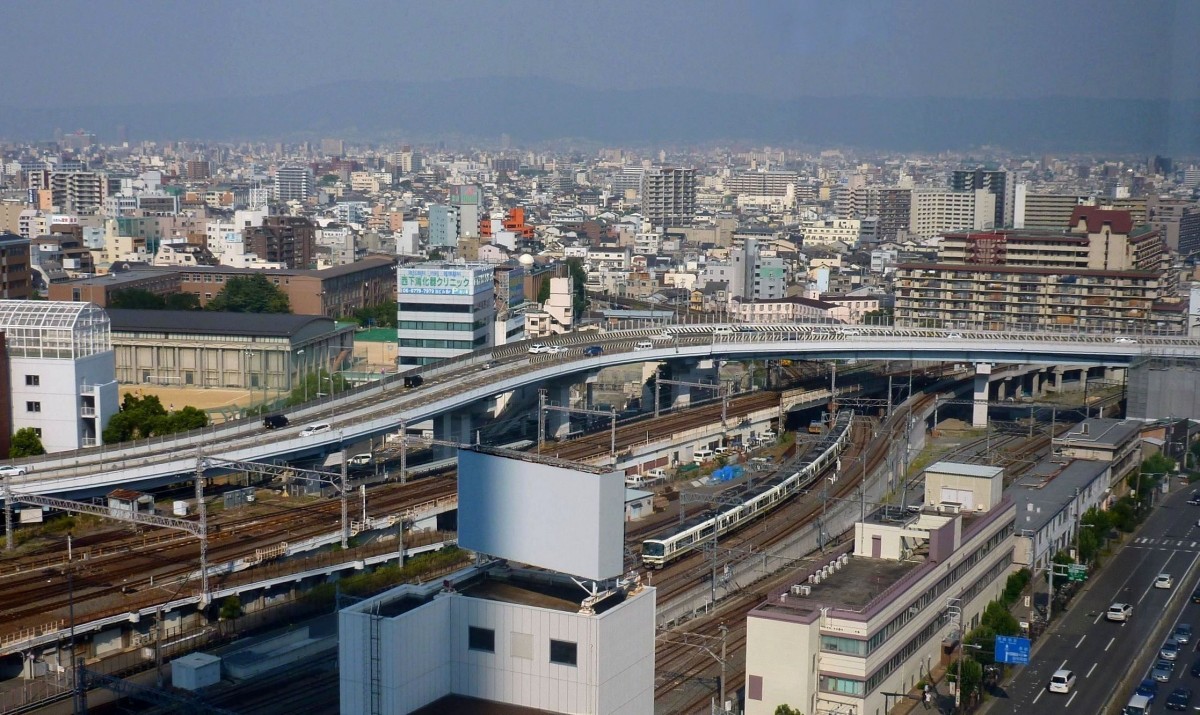 Serie 221: Diese Züge findet man jetzt häufig auf der Osaka-Ringbahn. Aufnahme von hoch oben in Osaka-Tennôji, 11.August 2013. 