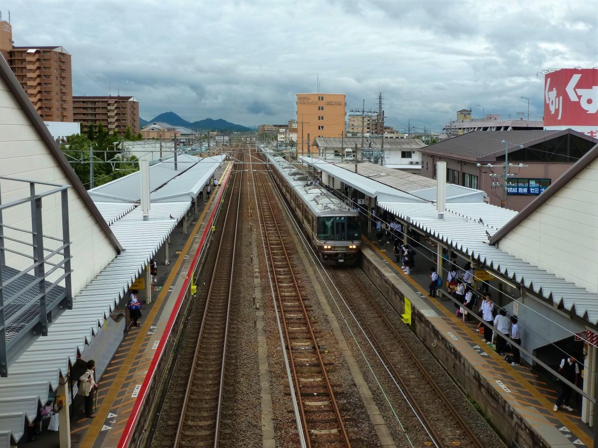 Serie 223: Ein Zug trifft aus Osaka in Ômi Hachiman am Biwa-See ein. Frontwagen KUMOHA 223-2081. 20.Juni 2011.  