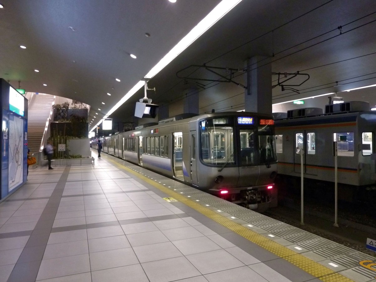 Serie 223, gebaut 1993-2008 für den Nahverkehr auf den Hauptachsen um die Städte Kobe-Osaka-Kyoto. Im Bild einer der frühen Züge der Serie an der S-Bahn-Endstation Kansai Internationaler Flughafen. Endwagen KUHA 222-5, 16.Juni 2011.