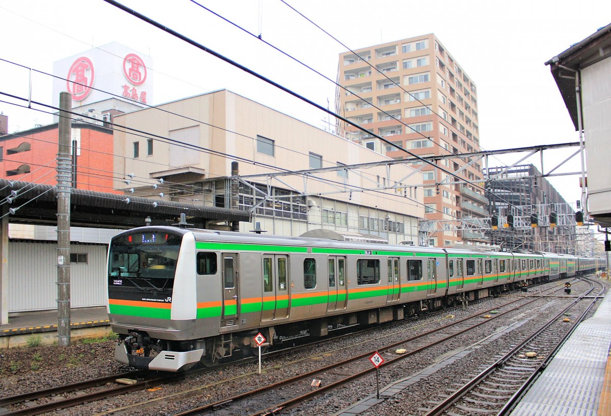 Serie 233 für weite Distanzen um Tokyo herum (Serie 233-3000): Diese Züge haben nicht nur Wagen mit Längssitzen wie üblich im S-Bahnverkehr, sondern auch Wagen mit Sitzgruppen und zwei Doppelstock- Green Car -Wagen (zuschlagspflichtig). Gebaut 2011-2013 (zwei Prototypen 2007/2010); es gibt 33 Zehnwagenzüge und 36 Fünfwagenzüge, die meist zu langen Fünfzehnwagenzügen zusammengesetzt sind. Diese Züge legen – zusammen mit der Serie 231-8000 - täglich grosse Distanzen zurück, oft mehr als 1000 km Tag durch das Häusermeer der Kantô-Ebene mit Kernpunkt Tokyo. Pro Fahrt benötigen sie von Endstation zu Endstation dreieinhalb bis 4 Stunden. Nördlich und nordöstlich von Tokyo erreichen sie die Gebiete um die Städte Takasaki und Utsunomiya (und kommen bis zur Grenze zum Wechselstrombereich in Kuroiso, 163,3 km von Tokyo entfernt), südlich und südwestlich von Tokyo erreichen sie entweder die Miura-Halbinsel oder das Gebiet um die Stadt Atami am Pazifik (104,6 km von Tokyo). Tokyo selber durchfahren sie als wichtige innerstädtische Linien auf zwei Wegen (via Shinjuku oder via Tokyo Hauptbahnhof). Bild: Zug 233-3031 fährt aus der Stadt Takasaki aus zurück nach Tokyo und weiter an die Pazifikküste, 13.April 2015.   