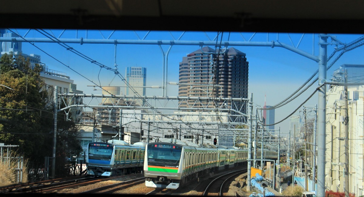 Serie 233 für weite Distanzen um Tokyo herum (Serie 233-3000): Kreuzung des Zuges 233-3032 mit einem blauen S-Bahnzug (Serie 233-1000) der Nord-Süd-Verbindung durch Tokyo bei Tokyo-Ôimachi, 26.März 2015. TÔKAIDÔ-LINIE / KEIHIN-TÔHOKU-LINIE 