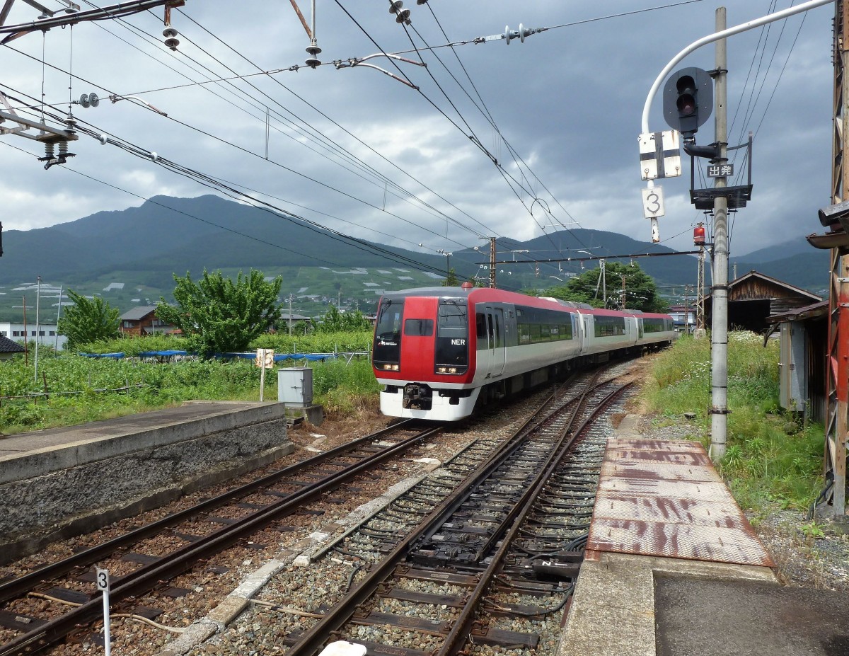 Serie 253 / Nagano-Bahn: Heute bringen die beiden an die Nagano-Bahn verkauften Züge ihre Fahrgäste nicht mehr zum Internationalen Flughafen Narita, sondern zu den heissen Quellen am Rande des Nagano-Beckens. Bild: Zug 2112 an einem stürmischen Monsun-Tag in Shinano Takehara, 23.Juni 2011. 