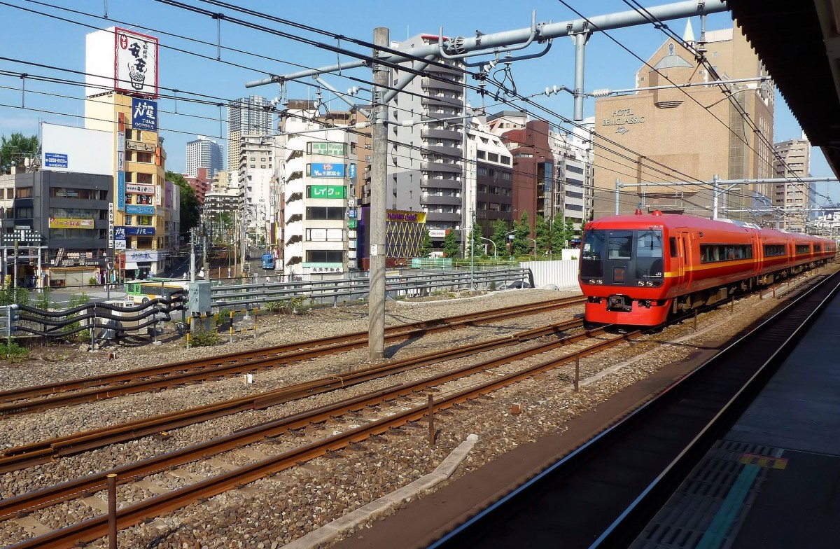 Serie 253-1000: Durchfahrt des Zuges 253-1001 in Tokyo-Ôtsuka, unterwegs nach Nikkô. 25.Juni 2011. 