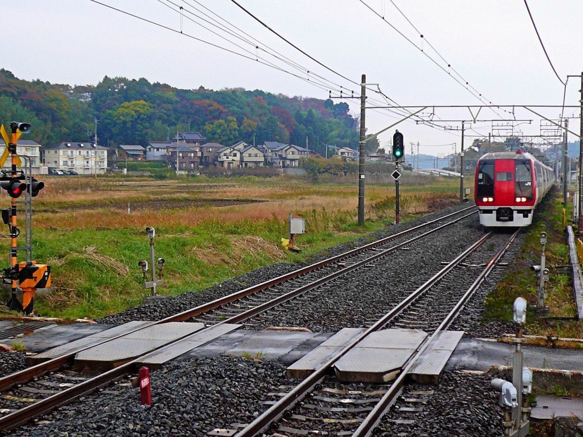 Serie 253: Ein Flughafenexpress aus Narita im ländlichen Monoi, 22.November 2009.  