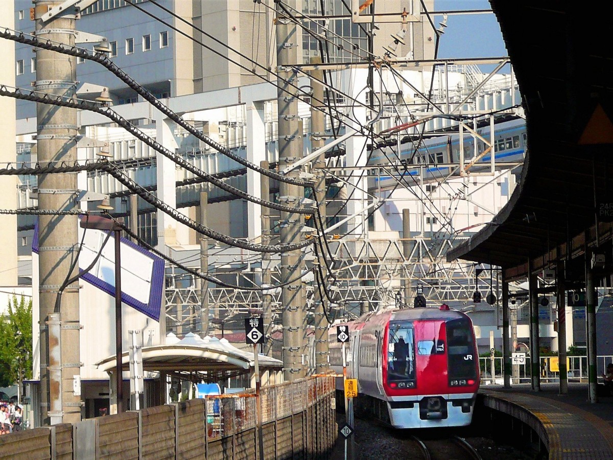 Serie 253: Inmitten eines unglaublichen Gewirrs von Drähten, Kabel, Gitter, Masten, Pfosten und sogar einer Hängebahn durchfährt ein Narita-Express den Bahnhof Chiba. 3.September 2008.  