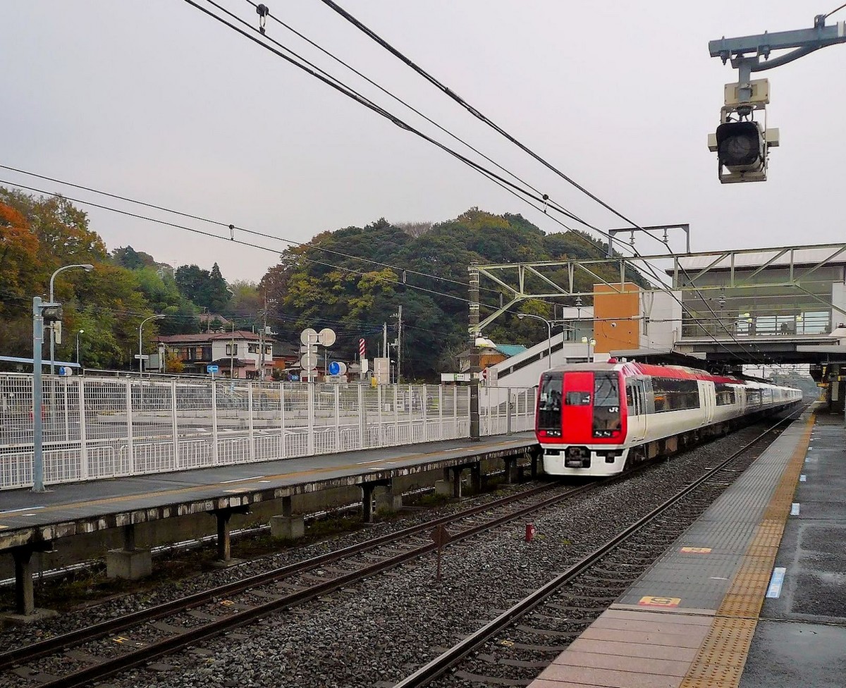 Serie 253: Noch 28 km bis zum Internationalen Flughafen Tokyo-Narita. Der Narita-Express (eine Einheit aus 2 Sechswagenzügen) hat den Agglomerations-Dschungel hinter sich gelassen und eilt nun durch eher ländliche Siedlungen. Monoi, 22.November 2009. 