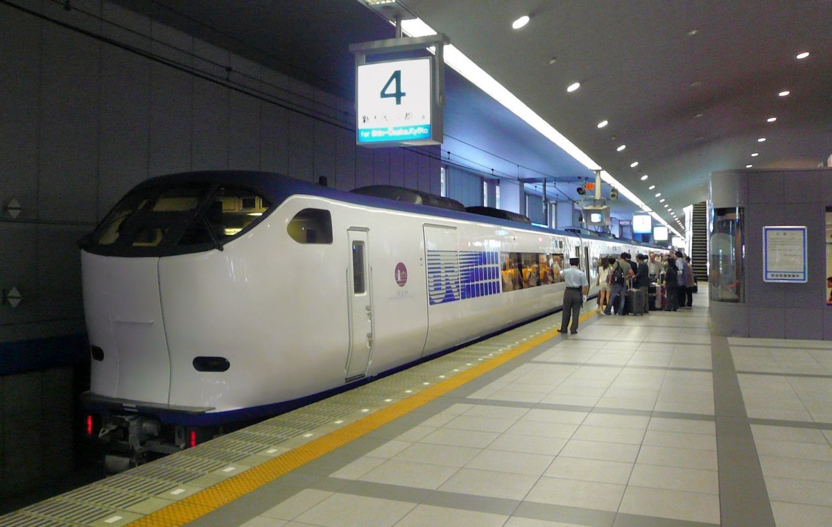 Serie 281: Der Flughafenexpress zum Internationalen Flughafen Kansai (für die Städte Ôsaka, Kyôto und Kôbe) an seinem Zielort. Typisch Flughafen - Grüppchen mit grossen Koffern, die sich auf eine Auslandsreise freuen. Vorne der Steuerwagen KUHA 281-2. 17.September 2009. 