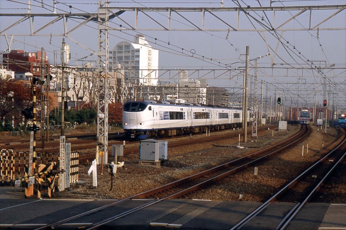 Serie 281: Von Kyôto herkommend fährt kurz vor Ôsaka der Flughafen-Express mit Steuerwagen kuha281-9 durch Higashi Yodogawa, 28.September 2005. 