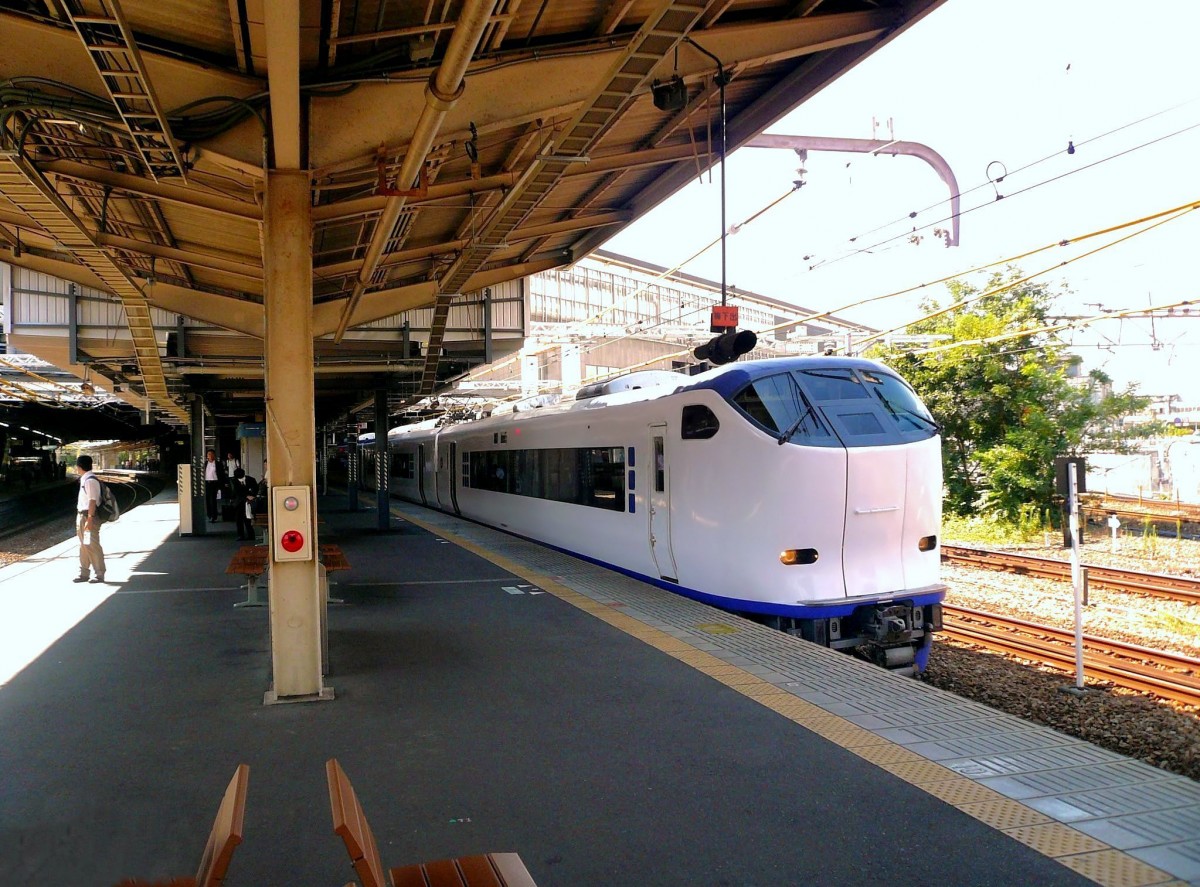Serie 281: Zug 281-2 hat mit seinen Flughafenpassagieren die grosse Umsteigestation zum Hochgeschwindigkeitsnetz (Shinkansen) in Shin Ôsaka erreicht; vorne der Luxusklassewagen KURO 280-2. 17.September 2009. 