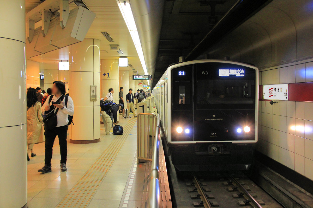 Serie 305, Gleichstromzüge auf der japanischen Südinsel Kyûshû: Zug 305 Nr.3 als Zug der Fukuoka U-Bahn in der Station Hakata. 5.Mai 2016 