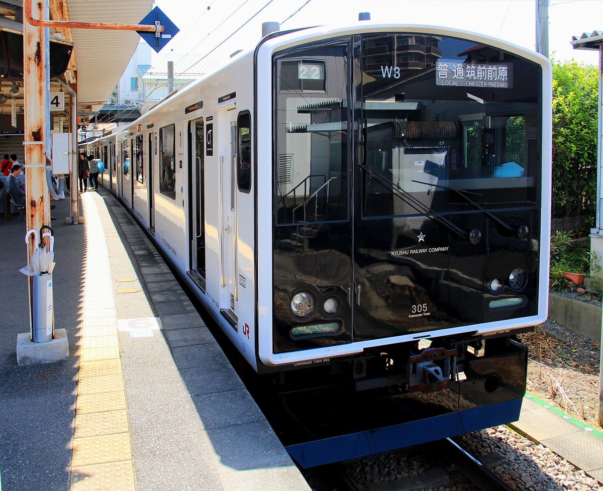 Serie 305 in Nord-Kyûshû: Mit ihrer schwarzen Front spiegeln diese Züge die ganze Landschaft um sie herum... Zug 305-3 in Chikuzen Maebaru, 4.Mai 2016  