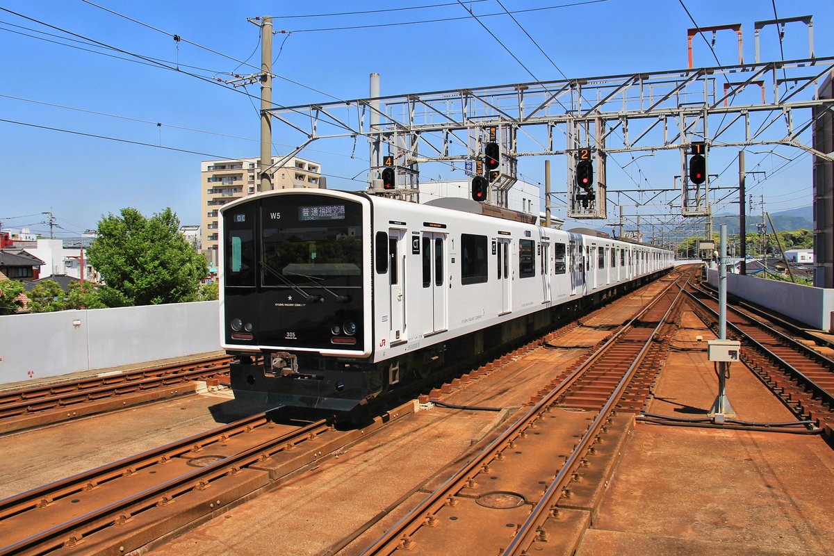Serie 305 in Nord-Kyûshû: Zug 305 Nr.5 verlässt die Stadt Karatsu unterwegs nach Fukuoka und die dortige U-Bahn. 4.Mai 2016 