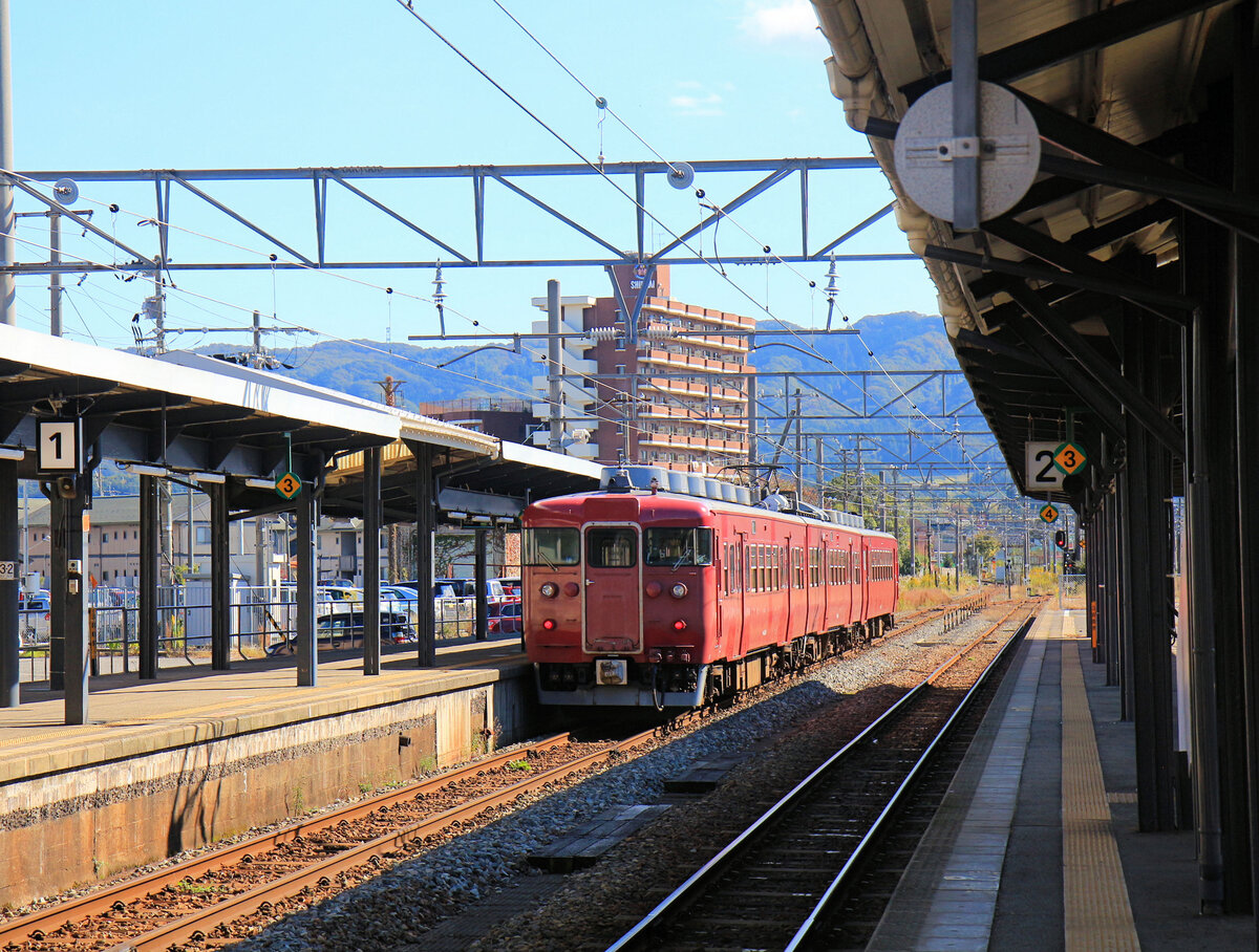 Serie 413: Als der Zugstyp «Schnellzug» aufgegeben (und nur noch der Typ «Superschnellzug» (tokkyû) angeboten) wurde, wurden die bisherigen Schnellzugswagen mit lediglich zwei Endtüren ausgemustert. Aus Bestandteilen dieser Wagen entstanden Triebwagenzüge für den Lokaldienst. So wurden 1986-1995 31 Wagen für Lokaldienste im Hokuriku-Gebiet um Kanazawa herum geschaffen, nämlich die Serie 413 Zweistromtriebzüge, die auch in die angrenzenden Gleichstrombereiche einfahren konnten. Es waren insgesamt 11 Dreiwagenzüge mit zwei grossen Türen in der Wagenseite vorhanden, doch für zwei Züge wies der Steuerwagen noch die alte Schnellzugsstruktur mit Endtüren auf (als Serie KUHA 455 bezeichnet). Heute sind noch 3 Züge bei der Ainokaze Toyama Bahn, und 1 Zug bei der Echigo Tokimeki Bahn vorhanden. - Im Bild Zug 413-4 in Nanao im Gleichstrombetrieb auf der Noto-Halbinsel. Zuvorderst ist einer der beiden als Schnellzugstyp verbliebenen Wagen kuha455-701. 3.November 2018 
