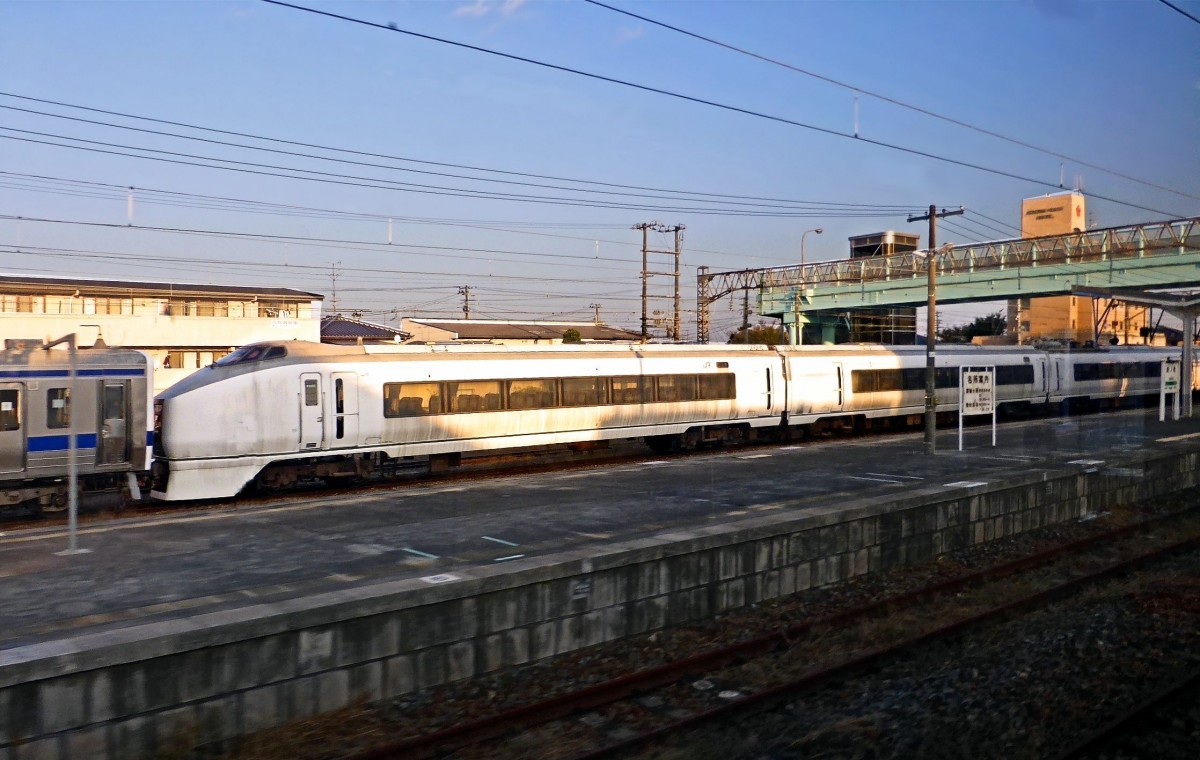 Serie 651, abgestellt in Haranomachi. Seine letzte Fahrt unternahm dieser Zug (651-6) am Katastrophentag 11.März 2011. Seither ist er hier eingeschlossen geblieben, da nach dem Grossen Ostjapanischen Erdbeben und der Atomkraftwerk-Katastrophe von Fukushima sein Rückweg nach Tokyo versperrt ist. 5.November 2013.  