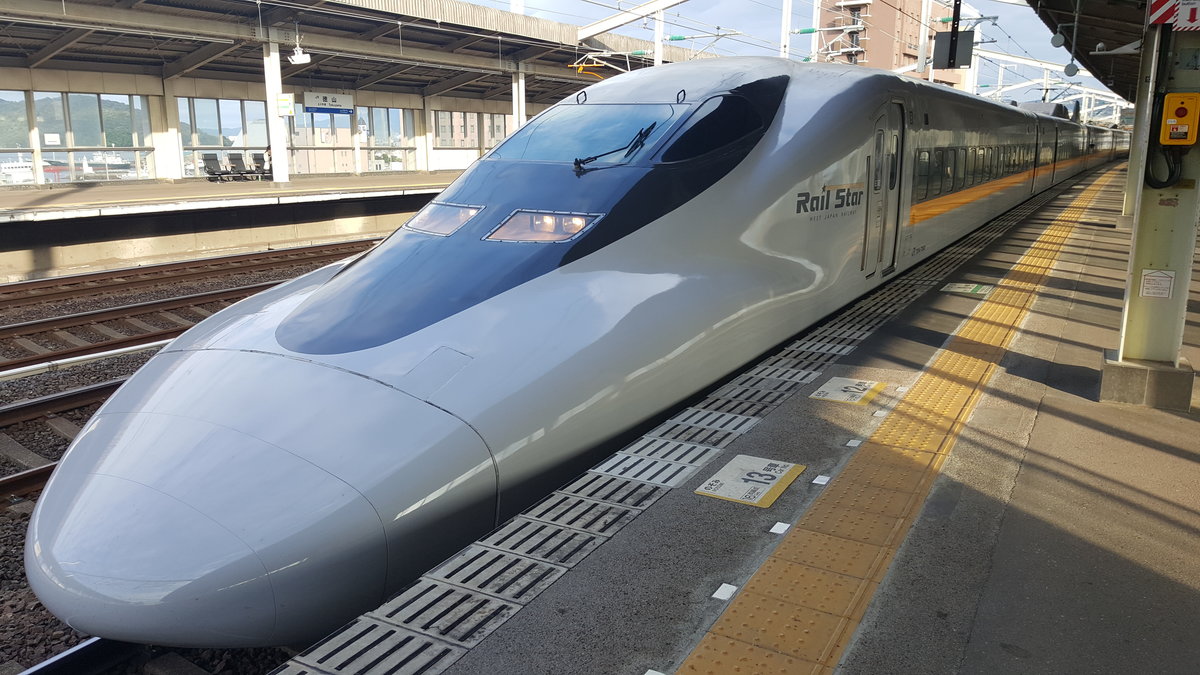 Serie 700-7000 Set E12 (Hikari Rail Star 442) Richtung Shin-Osaka im Bahnhof Tokuyama, am 27.08.2016