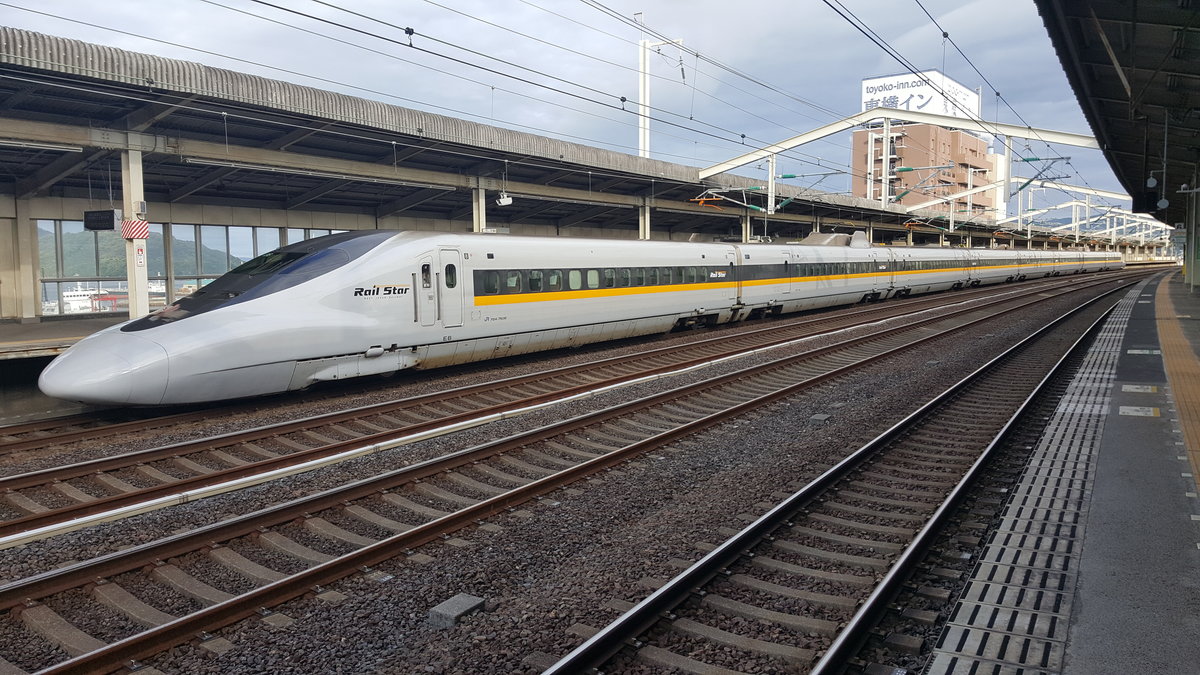 Serie 700-7000 Set E6 (Kodama Service) Richtung Hakata im Bahnhof Tokuyama, am 27.08.2016