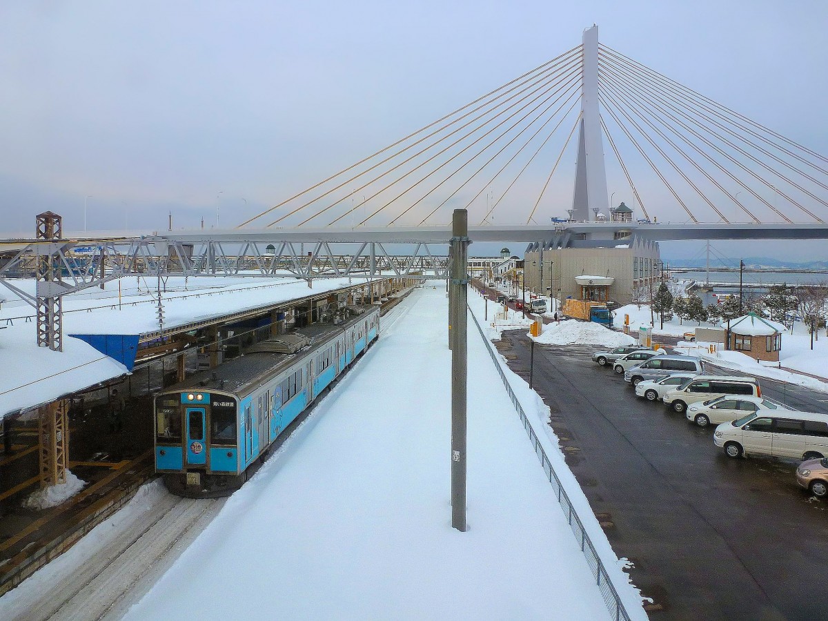Serie 701 der Aoi Mori-Bahn: Als der Shinkansen-Hochgeschwindigkeitszug den hohen Norden der Japanischen Hauptinsel (Honshû) erreichte, hat er praktisch den gesamten Personenverkehr nördlich der Stadt Morioka übernommen. Der Personenverkehr auf der alten 1067mm-Spur Hauptstrecke (die Hauptlinie nach Nordost-Japan) ist so gering, dass JR Ostjapan diesen völlig abstiess und einer örtlichen Trägerschaft übertrug. Innerhalb der Präfektur Aomori heisst diese neue Privatbahn Aoi Mori-Bahn ( Die Bahn durch tiefgründe Wälder ). Im Bild steht Aoi Mori-Bahn Zug 701-6 (der ehemalige JR-Zug 701-1005) an der Endstation Aomori, 12.Februar 2013. 