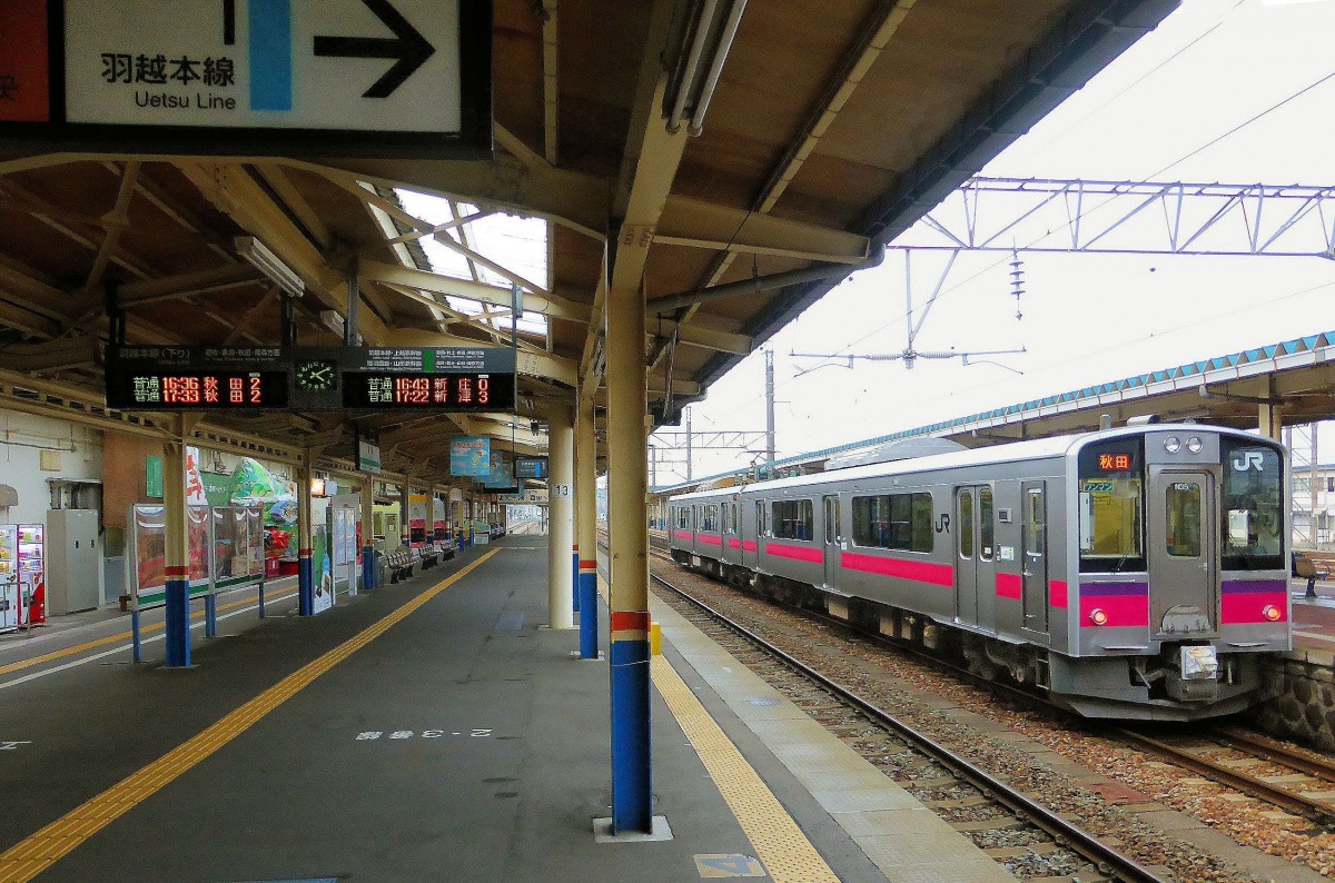 Serie 701 des Bezirks Akita - auf der Nordwest-Hauptlinie (der richtige Name für diese Linie ist Uetsu-Hauptlinie; das Schriftzeichen für U 羽　steht für das Gebiet der Präfekturen Yamagata und Akita, ETSU 越　steht hier für die Präfektur Niigata - es ist also die Linie, die diese beiden Gebiete verbindet). Auf dem Bahnsteig der Stadt Sakata; Zug 701-35 steht nebenan bereit für die Fahrt nach Norden / nach Akita. 31.Oktober 2013. 
