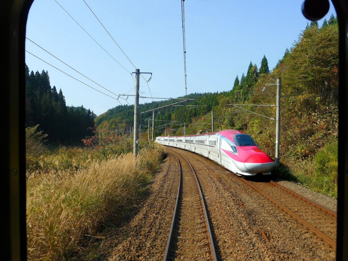 Serie 701 des Bezirks Akita - auf gemischter Spur: links 1067mm-Spur, rechts 1435mm-Spur. Gerade hat der Shinkansen-Zug Serie E6 Nr.5 von Tokyo nach Akita gekreuzt. Bild aus Zug 701-30 bei Ugo Sakai, 5.November 2013. 