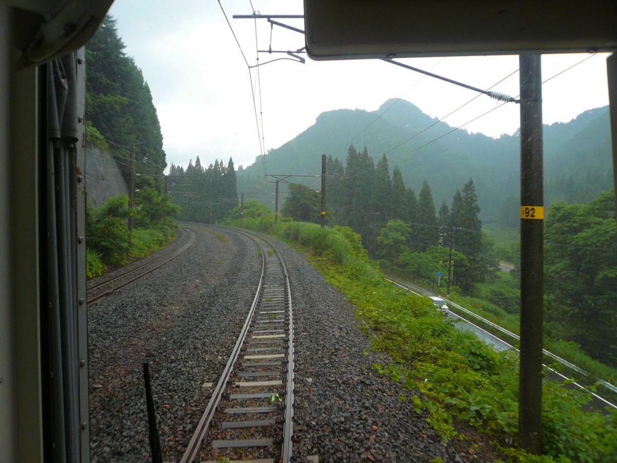 Serie 701 des Bezirks Akita - auf der alten Haupttransversale Tokyo-Yamagata-Akita: Blick nach hinten im Aufstieg zum Scheiteltunnel zwischen Akita und Yamagata. Aus Zug 701-27, 10.Juli 2010.  
