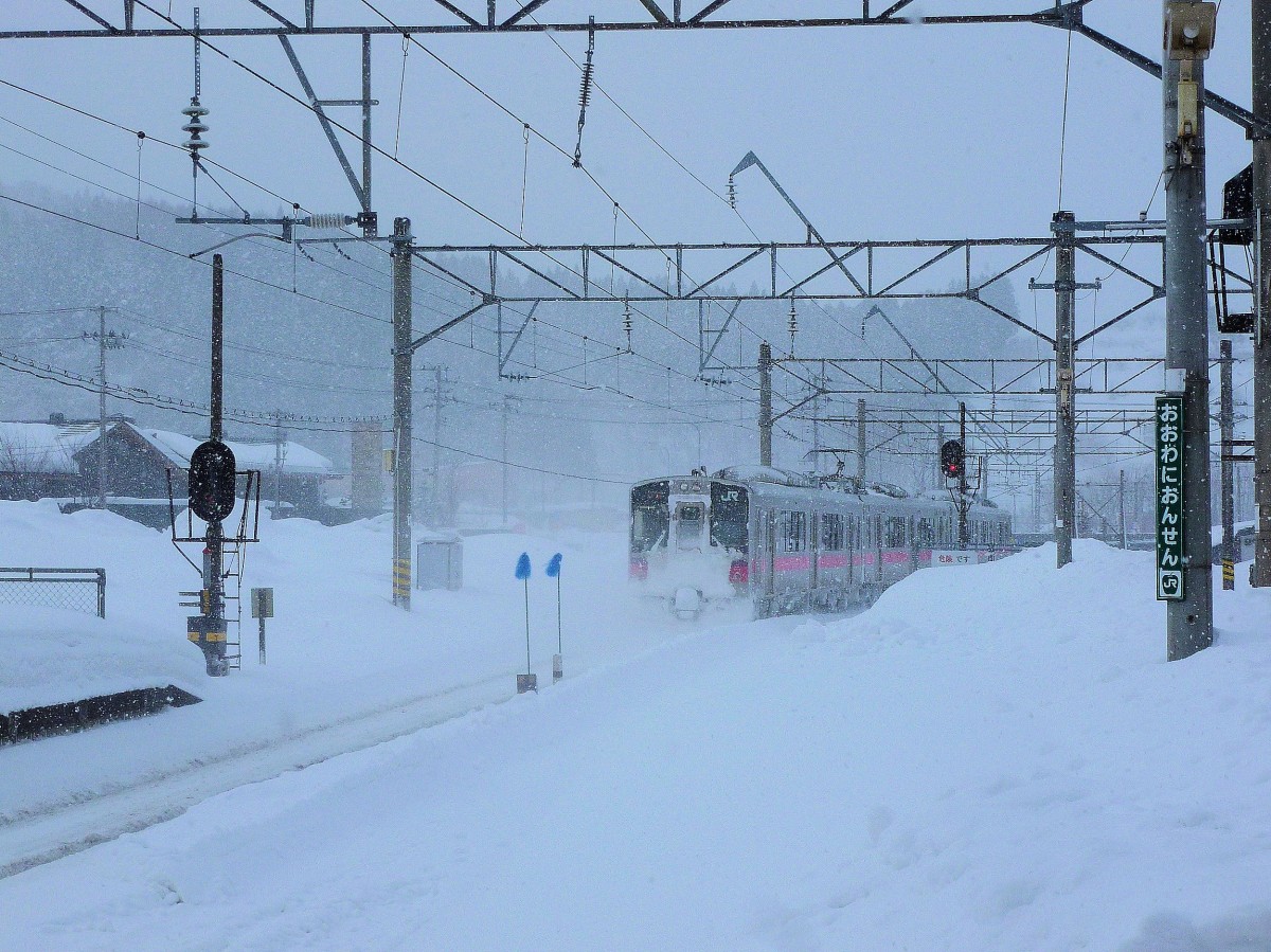 Serie 701 des Bezirks Akita: Zwei blaue Büschel sind am Ende des Bahnsteigs von Ôwani Onsen aufgestellt; so weiss der Wagenführer auch im Schnee genau, wo er anzuhalten hat. Im Bild fahren die beiden Züge 701-17 und 701-25 aus. 11.Februar 2013. 