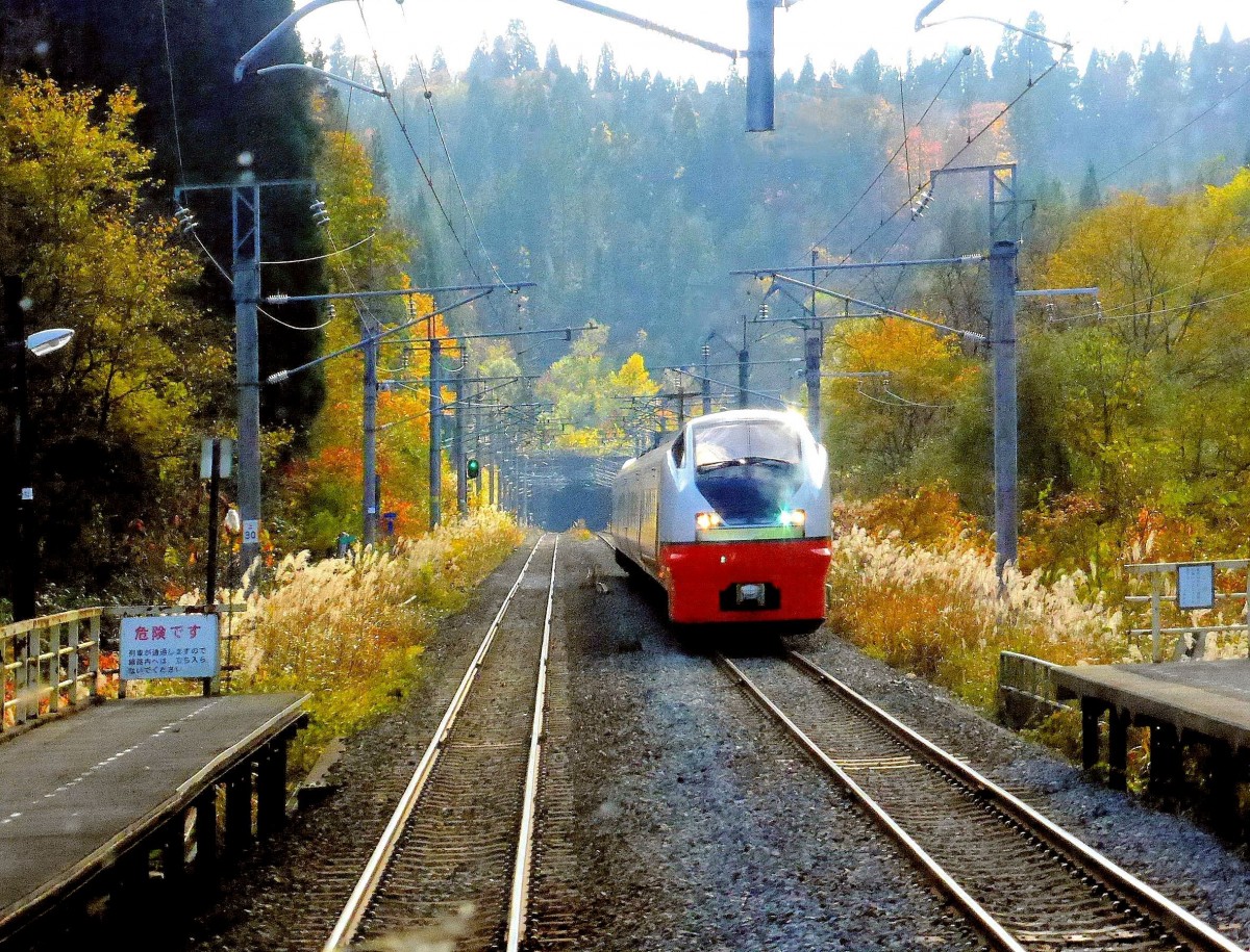 Serie 701 des Bezirks Akita - Begegnungen: Bei der Fahrt in Zug 701-2 begegnet auf der Querverbindung zwischen den nordjapanischen Städten Akita und Aomori ein Intercity Serie 751. Tsugaru Yunosawa, 1.November 2013. 