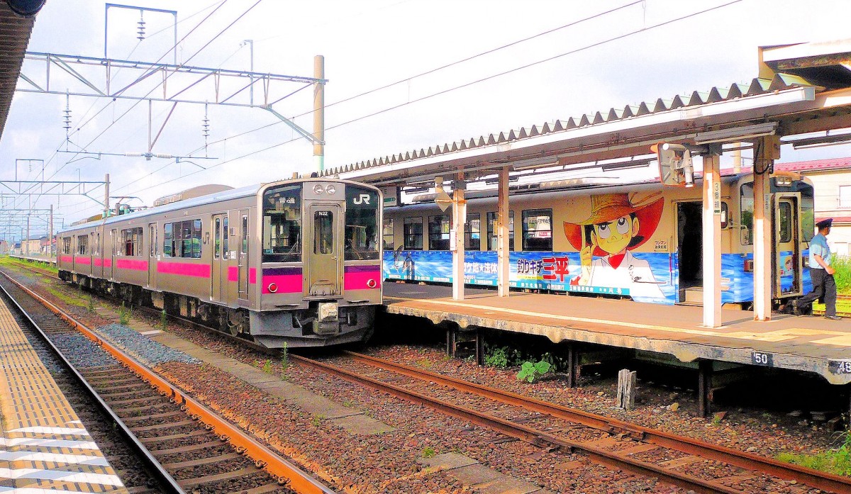 Serie 701 des Bezirks Akita - Begegnungen: In Ugo Honjô begegnet Zug 701-22 dem Triebwagen 2001 der Yuri Kôgen-Bahn. 10.Juli 2010.   