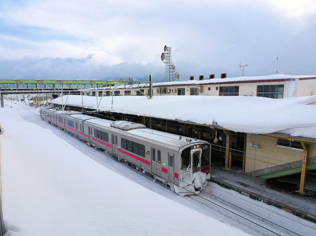 Serie 701 des Bezirks Akita - durchs Gebirge von Akita nach Aomori: Der Dreiwagenzug 701-4 in Ôdate. Alle paar Minuten fegt ein heftiger Schneesturm über den Ort. 11.Februar 2013. 