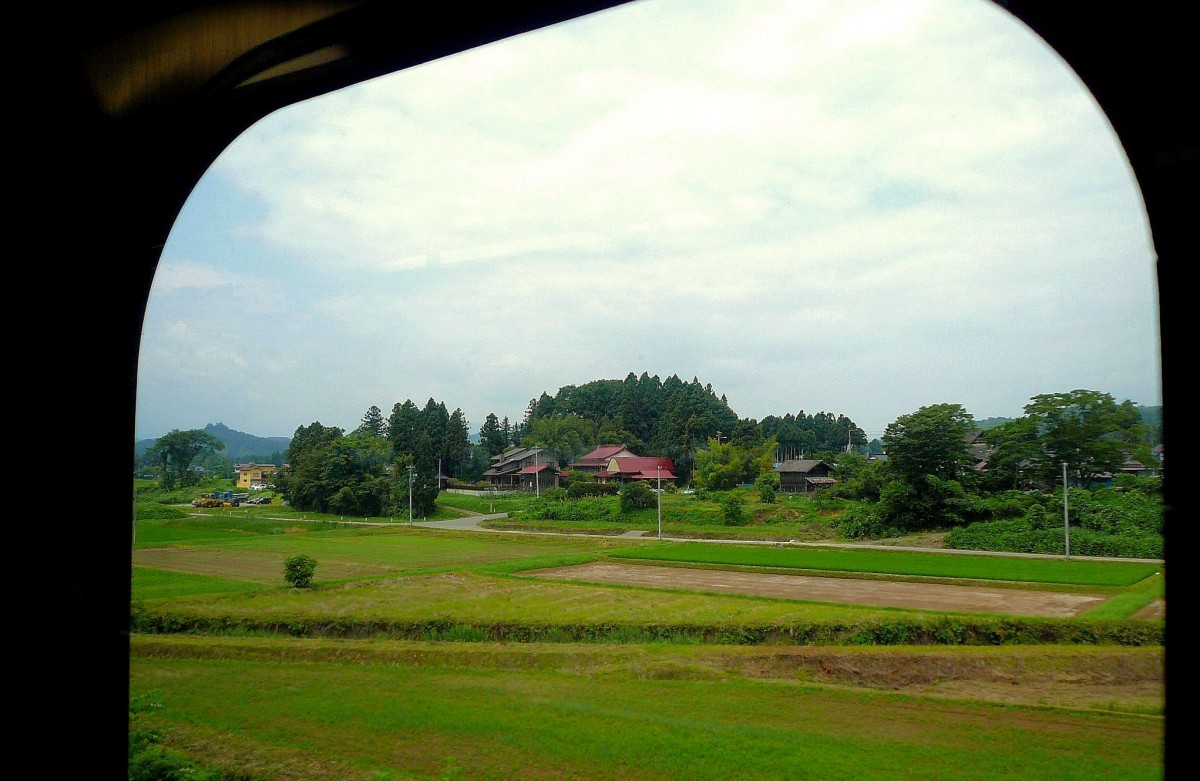 Serie 701 des Bezirks Morioka: Je weiter nördlich der Zug kommt, desto einsamer wird die Landschaft. Zwischen Ichinoseki und Kitakami an der Hauptlinie nach Nordost-Japan am 5.Juli 2010, aus Zug 701-1031. 