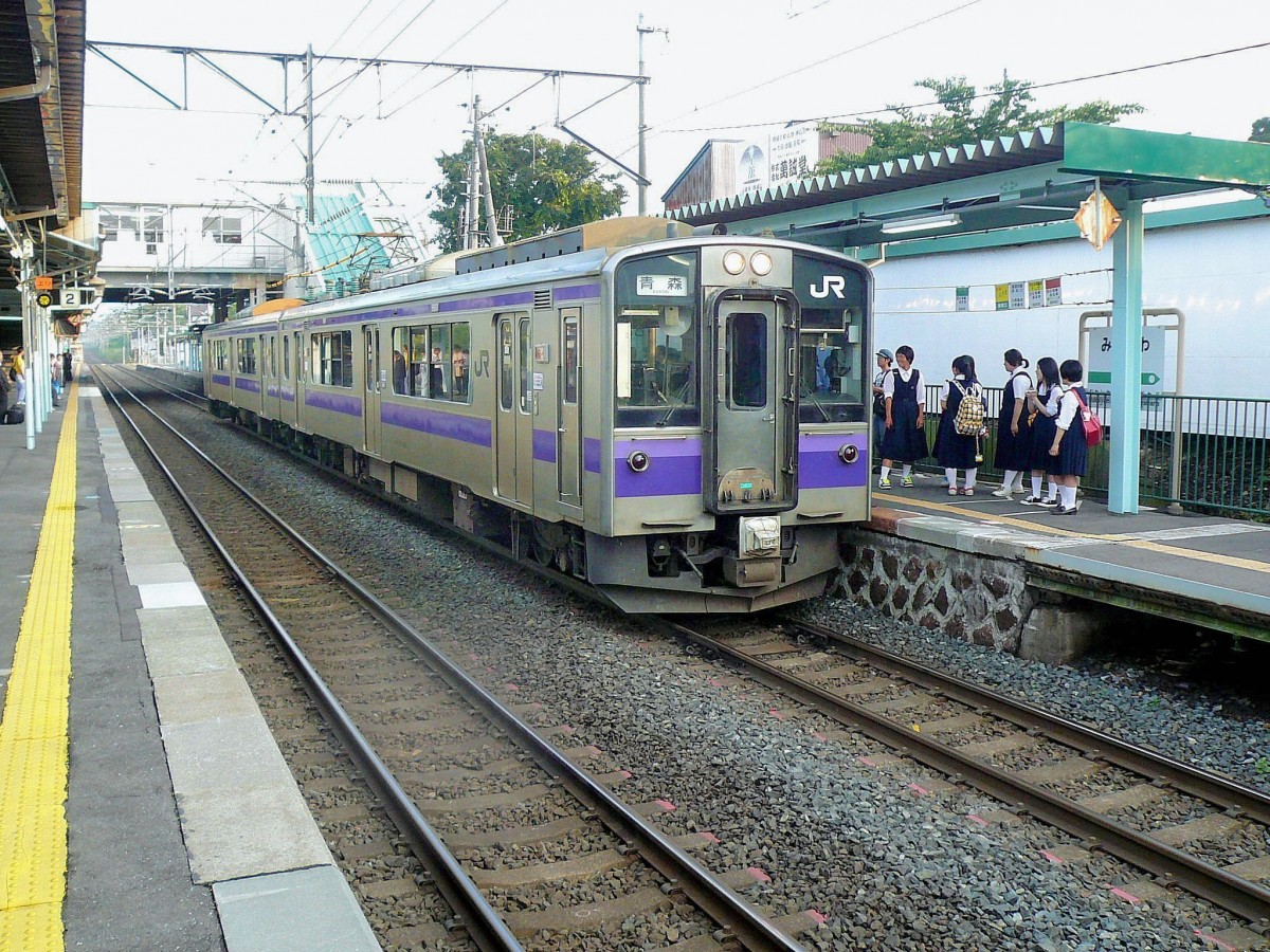 Serie 701 des Bezirks Morioka: Einfahrt des Zuges 701-1005 in Misawa, 8.Juli 2010. Die Strecke im hohen Norden gehört heute der Aoi Mori-Bahn, der Triebzug ist heute Aoi Mori-Bahn 701-6.  