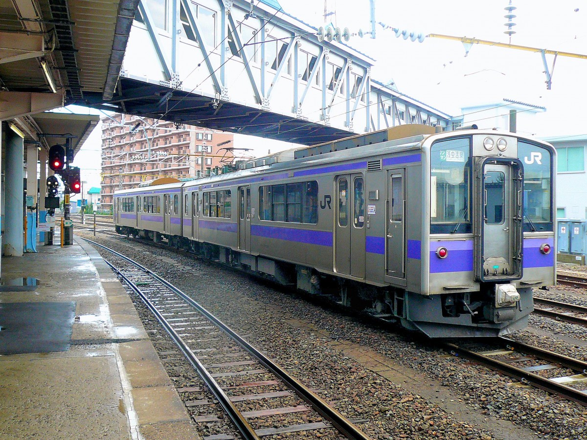 Serie 701 des Bezirks Morioka: Zug 701-1004 (heute Aoi Mori-Bahn 701-5) in Aomori, 8.Juli 2010.  