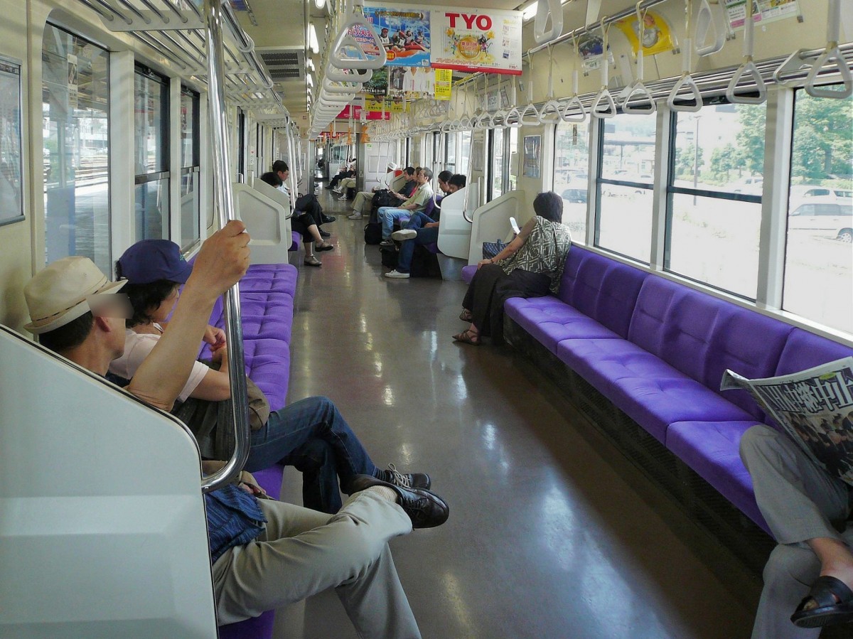 Serie 701: Im Inneren des Zuges 701-1031. Undenkbar im städtischen Raum, dass die Leute so gemütlich und salopp dasitzen. 5.Juli 2010. 