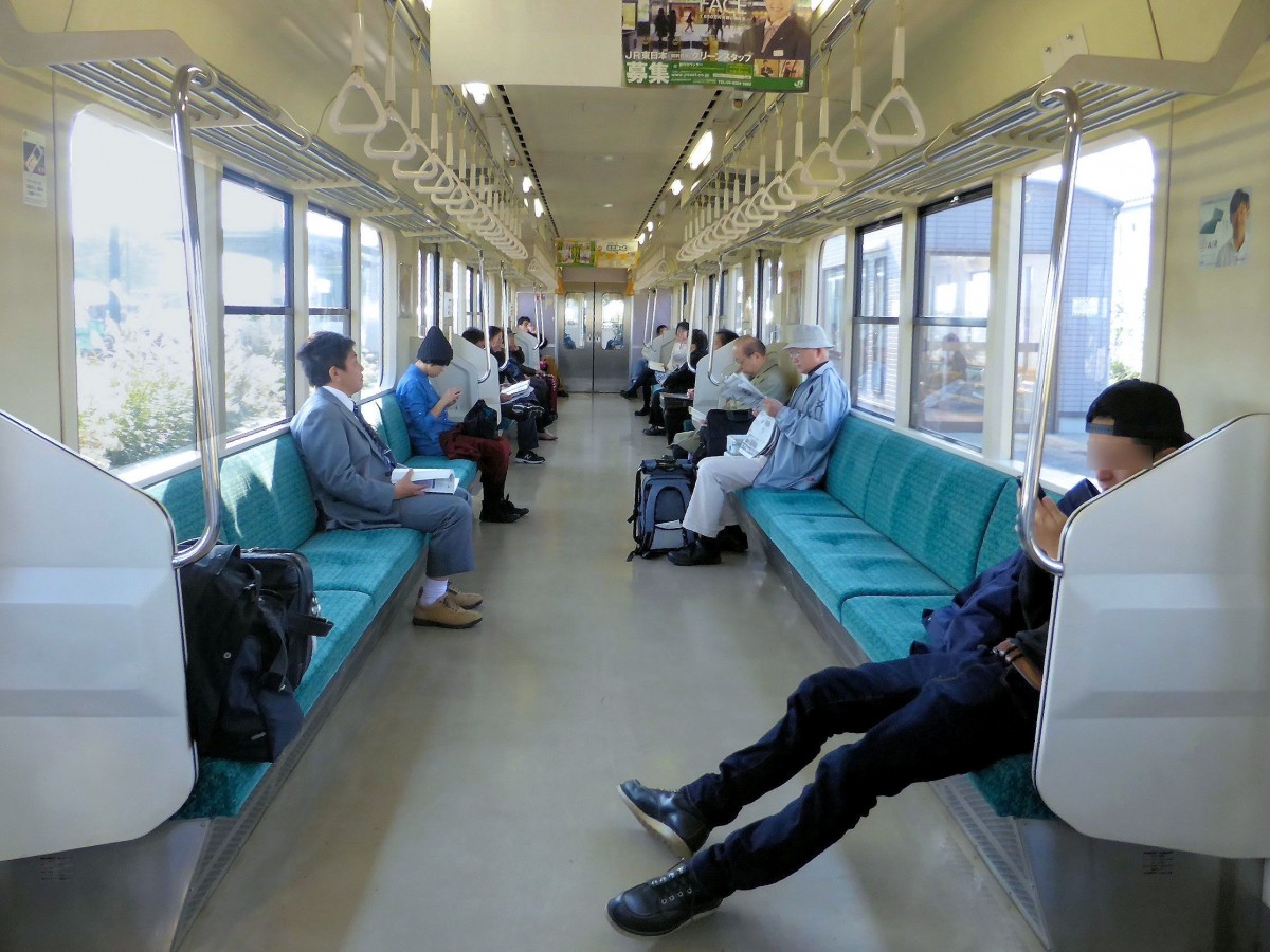 Serie 701: Im Inneren des Zuges 701-30. Eine ländliche Atmosphäre mit Menschen, die viel Platz für sich in Anspruch nehmen. 5.November 2013. 