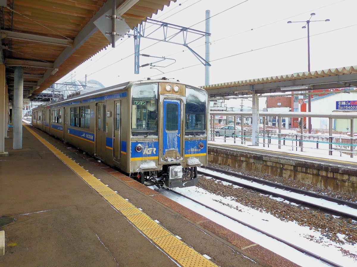 Serie 701 der Iwate Ginga-Bahn: Als der Shinkansen-Hochgeschwindigkeitszug den hohen Norden der Japanischen Hauptinsel (Honshû) erreichte, hat er praktisch den gesamten Personenverkehr nördlich der Stadt Morioka übernommen. Der Personenverkehr auf der alten 1067mm-Spur Hauptstrecke (die Hauptlinie nach Nordost-Japan) ist so gering, dass JR Ostjapan diesen völlig abstiess und einer örtlichen Trägerschaft übertrug. Innerhalb der Präfektur Iwate heisst diese neue Privatbahn Iwate Ginga-Bahn ( Die Bahn durch die Sternengalaxie von Iwate , eine Anspielung auf eine berühmte lokale Kindergeschichte). Im Bild steht Iwate Ginga-Bahn Zug 7001-2 (der ehemalige JR-Zug 701-1039) in Ninohe, 12.Februar 2013. 