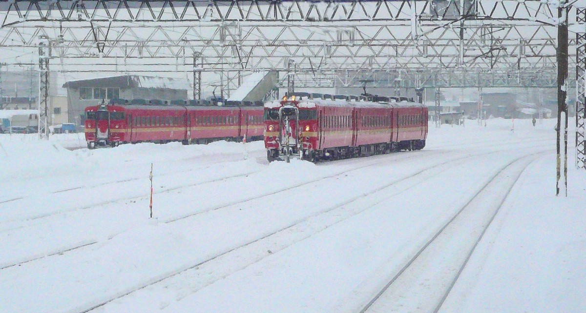 Serie 711: Reine Wechselstromtriebzüge (20 kV/50 Hz) für extrem kalte und schneereiche Gebiete, ab 1967 gebaut als S-Bahnzüge für die Elektrifizierung der Strecken um Sapporo herum, der Hauptstadt der Nordinsel Hokkaidô. Mit der Ausdehnung der Elektrifizierung auf Hokkaidô kamen immer mehr Fahrzeuge hinzu, bis 1980 insgesamt 114 Wagen, zu Dreiwagenzügen zusammengefügt. Heute existieren noch 16 Dreiwagenzüge. Bild: Zwei Züge, vorn Zug 711-104 in Takikawa an der Strecke von Sapporo nach Norden, 17.Februar 2009. SAPPORO-ASAHIKAWA