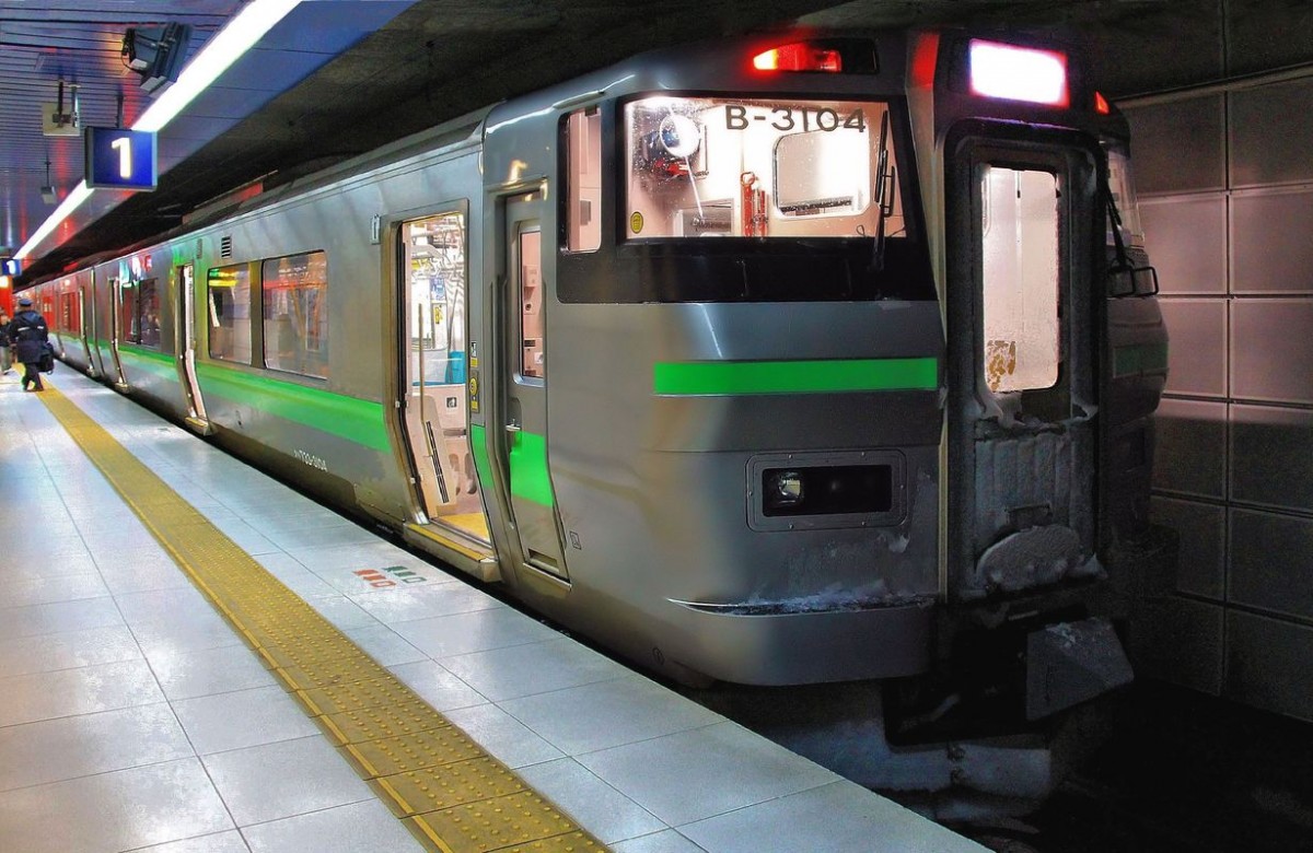 Serie 733, die neuen S-Bahnzüge für die Agglomeration Sapporo auf Hokkaidô. Zug 733-3104 ist im Neuen Sapporo Flughafen angekommen, 25.Oktober 2015. 