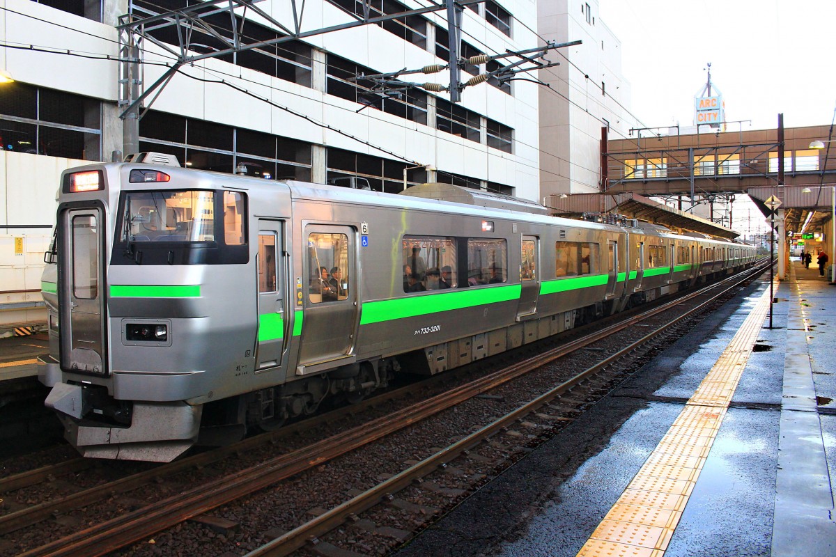 Serie 733, die neuen S-Bahnzüge für die Agglomeration Sapporo auf Hokkaidô. Der Sechswagenzug 733-3101 (zweite Zugshälfte 733-3201) in Shin Sapporo, 30.September 2014. Leider sind gerade auf Hokkaidô die Städte alles andere als schön. 