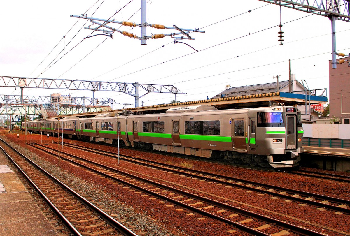Serie 733, die neuen S-Bahnzüge für die Agglomeration Sapporo auf Hokkaidô. Sechswagenzug 733-3102 (zweite Zugshälfte 733-3202) vom Flughafen herkommend, in Naebo, eine Station vor Sapporo. 28.September 2014.  