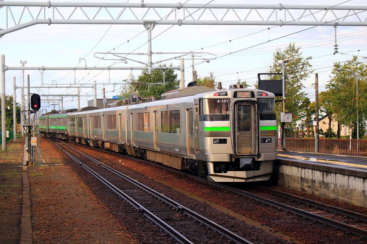 Serie 735, zwei Versuchszüge für die Agglomeration Sapporo auf Hokkaidô. Die beiden Dreiwagenzüge 735-101 und 735-102 entstanden 2010 zum Testen von Wagenkasten aus Aluminium-Legierung im Betrieb in sehr kaltem Klima. Die Tests sind langfristig angelegt, weshalb die neuen Serienfahrzeuge der Sapporo-S-Bahn noch Kasten aus dem bewährten rostfreien Stahl besitzen (Serie 733). Im Bild Zug 735-101 zusammen mit einem älteren Zug auf der neu elektrifizierten Zweiglinie in Ishikari Tôbetsu, 1.Oktober 2014. S-BAHN SAPPORO  
