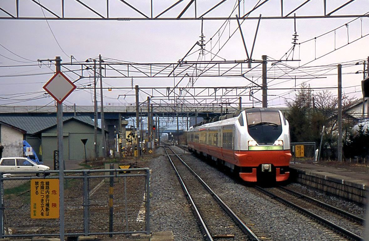Serie 751: Abendliche Kreuzung mit Zug Nr. 3 (Frontwagen KUROHA 751-3) auf der Strecke zwischen Aomori und Hirosaki im äussersten Nordwesten. Namioka, 20.April 2003. 