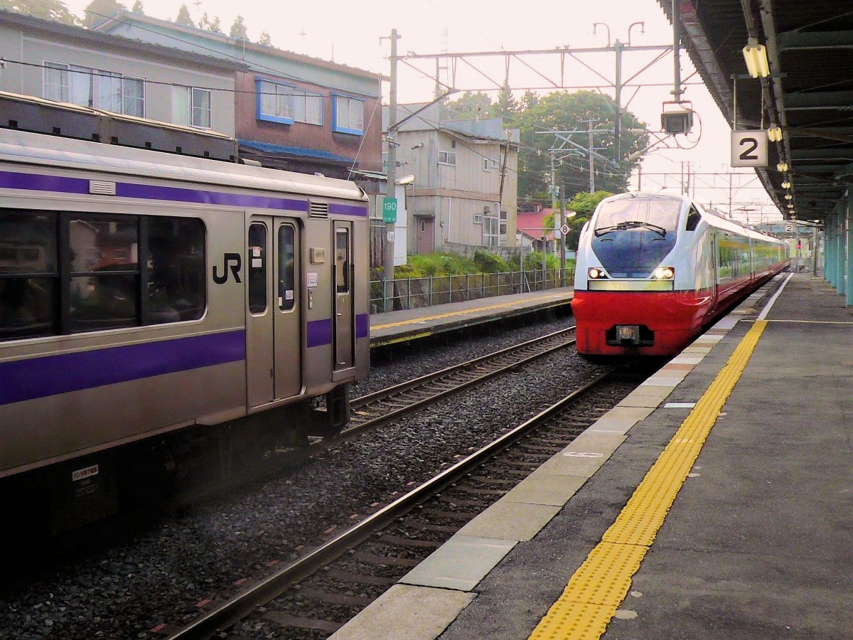 Serie 751: Zug Nr. 3 (mit Steuerwagen KUHA 751-3) fährt in die Station Misawa ein. Links ein Lokalzug Serie 701 der Strecke in den Norden der japanischen Hauptinsel. Heute fahren hier keine Intercityzüge mehr, seit es die Shinkansenstrecke nach Aomori gibt. 8.Juli 2010. 