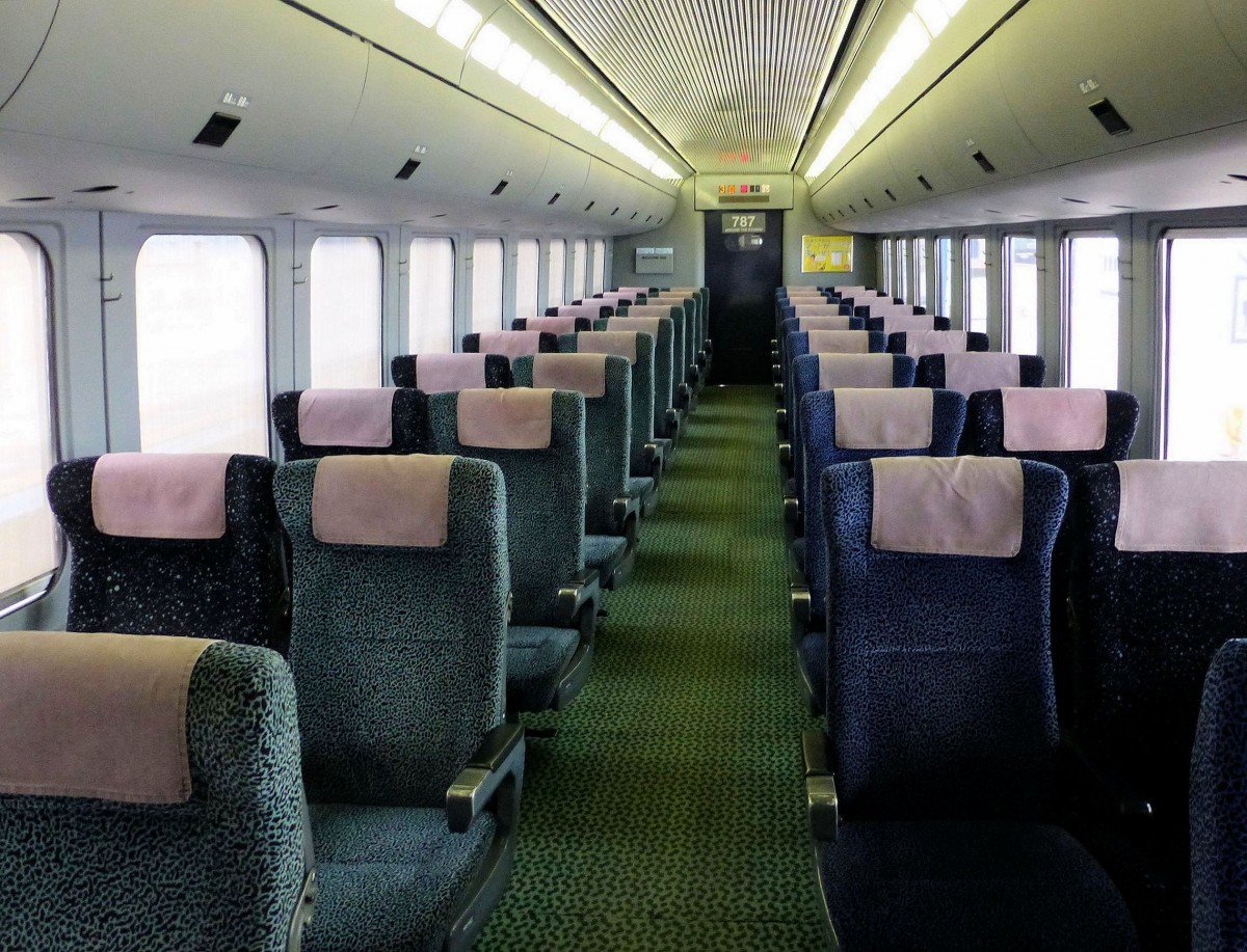 Serie 787: Im Inneren eines Zuges. Typisch für JR Kyûshû ist das ausgefallene und stets wagemutige Design, hier mit betont dunkeln Farben. Im motorisierten Wagen MOHA 786-1, 28.Juli 2013. 