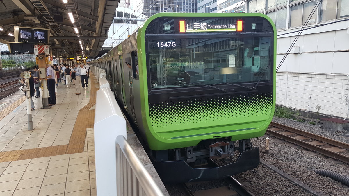 Serie E235 Vorserien-Set 01 im Bahnhof Tamachi, am 05.09.2016

Im März 2015 beschaffte JR-East den ersten 11 Wagen langen Vorserienzug der Serie E235, welcher im November des selben Jahres den öffentlichen Testbetrieb aufnahm. Seit 2017 läuft die Serienfertigung der Fahrzeuge, welche die alternde Serie E231 auf der Yamanote Line ersetzen sollen. Bis zu den Olympischen Spielen 2020 in Tokio sollen auf der Yamanote Line ausschließlich die neuen Fahrzeuge der Serie E235 verkehren.  