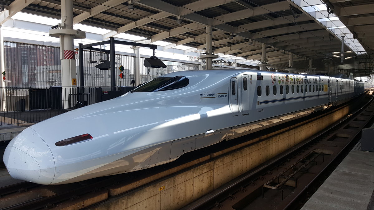 Serie N700-8000 Set R7 (Sakura 551) auf dem Weg nach Kagoshima-Chuo während eines Zwischenstopps in Kumamoto, am 24.08.2016