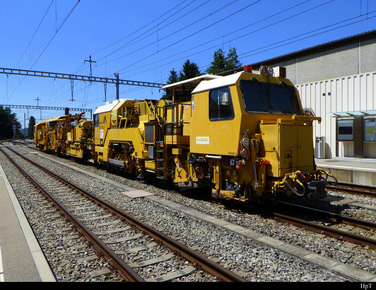 Sersa ( RhB )-  Gleisbaumaschinen MATISA R21RD-1 und MATISA B 40 UM zu Gast bei der asm Seeland im Bahnhof Täuffelen am 24.06.2020