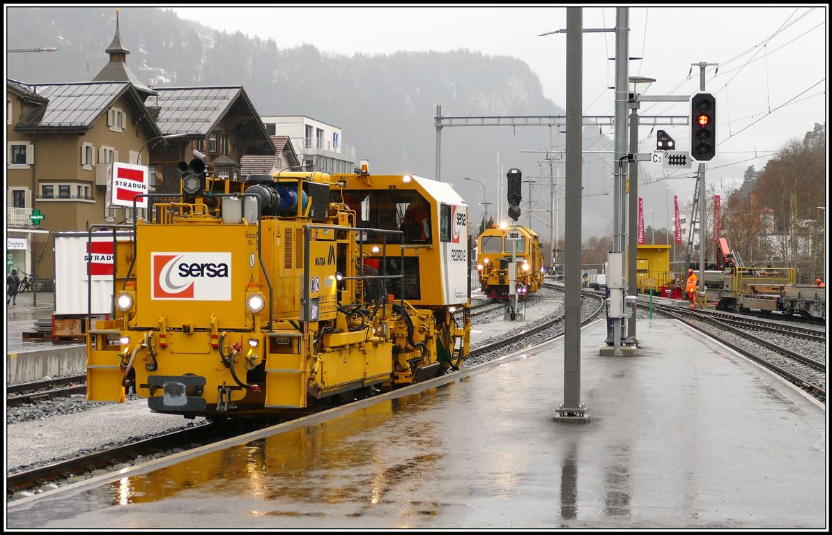 Sersa B40UM-1 und R20RD-2 richten die Geleise 1 und 2 in Ilanz. (07.03.2019) 