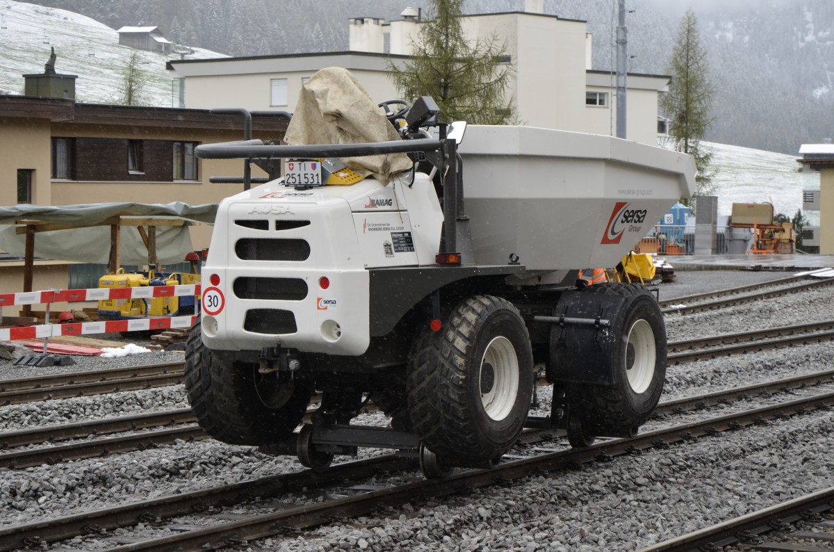 SERSA BAMAG 2-Wege-Dumper 10604 für Meterspur im Bahnhof Davos Platz am 13.05.2014. Vmax Schiene: 20 km/h bei Eigenfahrt, 10 Km/h Geschleppt, Zuladung: 8200 kg