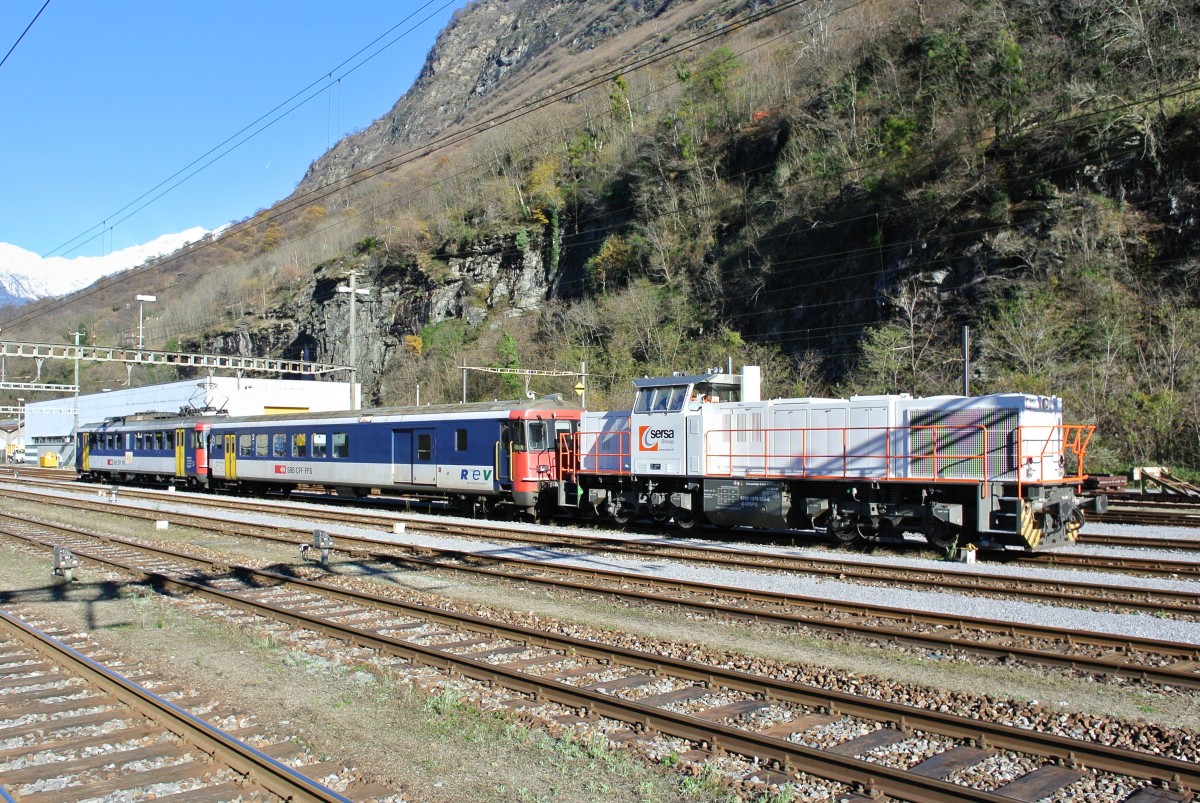 Sersa Diesellok 9280 1275 628-6, SBB BDt EWII 50 85 82-33 931-5  REV  und SBB RBe 540 055-1 in Biasca TI. Der BDt und der RBe wurden am Morgen von Bern nach Biasca berfhrt, nun wird die Disellok angehngt. In Krze schiebt die Sersa Lok dann den Minipendel in den Gotthardbasistunnel, 26.11.2013.