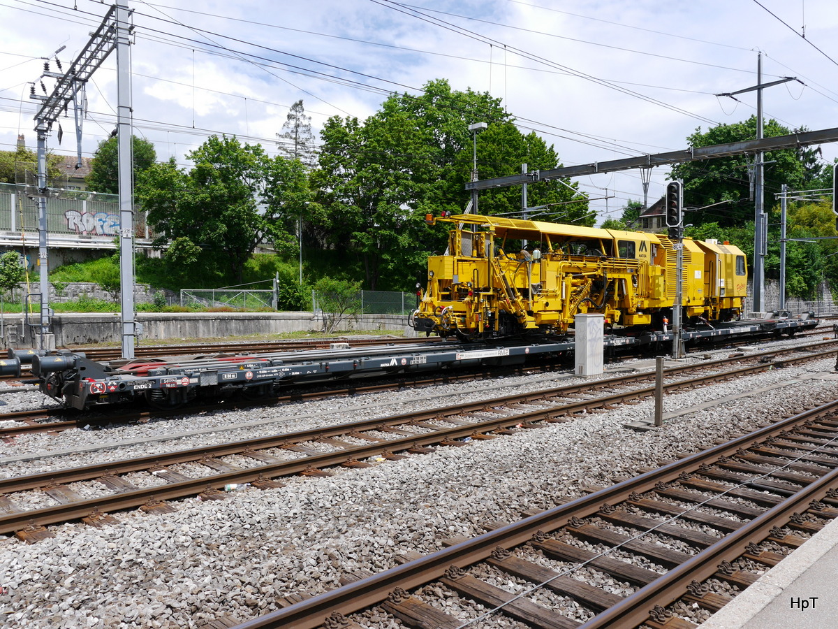 Sersa Gleisbau - Neue Spez. Doppelwagen 99 85 93 83 058-6 zum Transport von Schmalspurigen Gleisstopfmaschinen abgestellt in Morges am 04.06.2016
