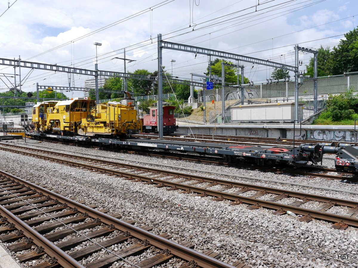 Sersa Gleisbau - Neue Spez. Doppelwagen 99 85 93 83 059-4 zum Transport von Schmalspurigen Gleisstopfmaschinen abgestellt in Morges am 04.06.2016